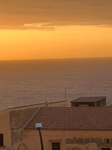 特罗佩阿Deus Accomodation的日落时分从大楼欣赏海景