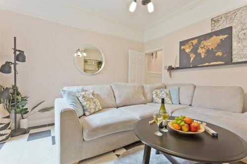 巴罗弗内斯Malleus House的客厅配有沙发和带一碗水果的桌子