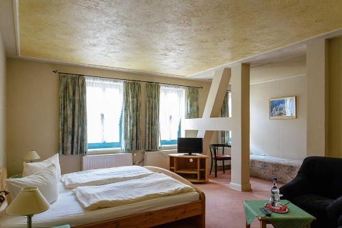 Neubukow瓦德施罗森欧纽不布科酒店的酒店客房设有床和窗户。