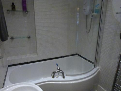 Lovely 2 bed flat in the VERY CENTRE of Newcastle的一间浴室