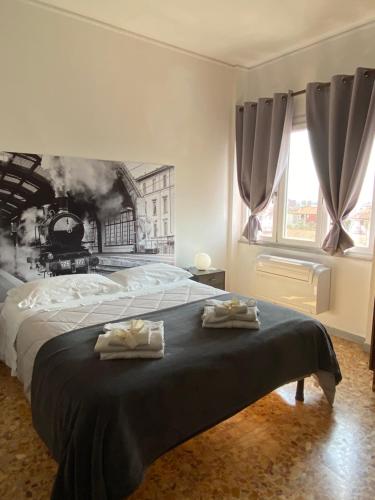萨尔扎纳B&B Del viaggiatore的一间卧室配有一张大床和两条毛巾