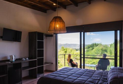 波特雷罗德加雷Campo Espinillo的一间卧室设有一张床和一个美景阳台