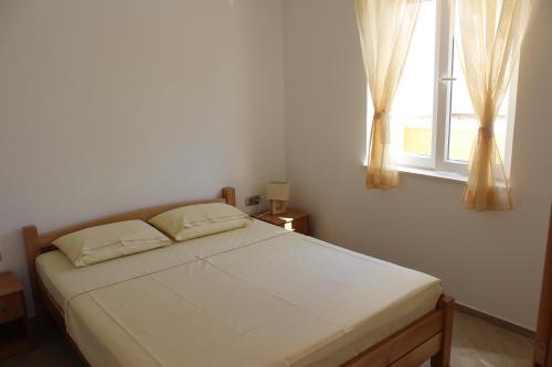 斯拉诺Apartments Villa Eva的一间卧室设有一张大床和窗户