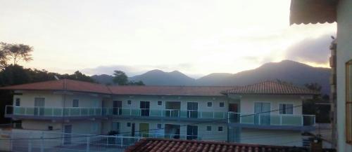 乌巴图巴Sonho Azul的享有背景山景建筑的景致。