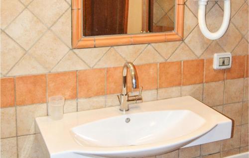 里卡迪Amazing Apartment In Ricadi With Wifi的浴室设有白色水槽和镜子