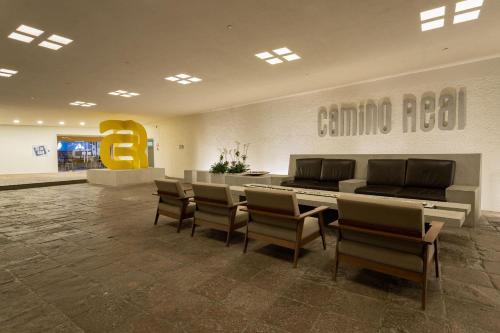 墨西哥城卡米奥真实酒店的一间大厅,里面配有沙发和椅子