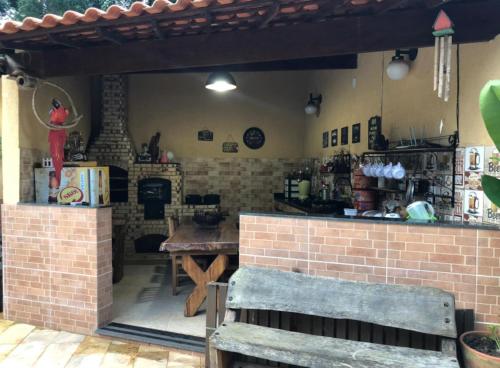 帕蒂杜阿尔费里斯Casa de campo com piscina em Paty do alferes的厨房配有桌子和砖墙