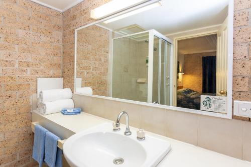 雪松小屋汽车旅馆的一间浴室