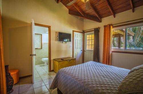 罗阿坦Relaxing Tropical Cabin的一间卧室设有一张床和一间浴室。