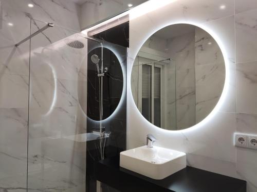 桑坦德拉墨西哥纳旅馆的一间带水槽和镜子的浴室