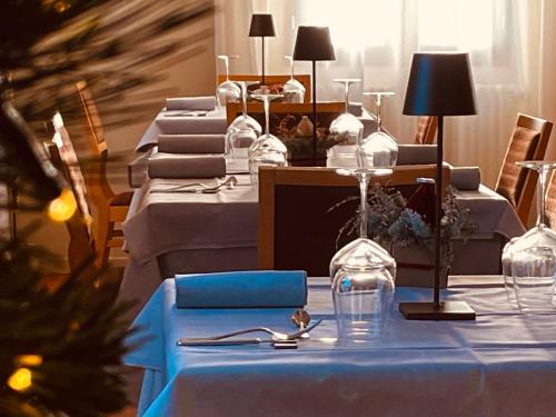 Casola ValsenioIl Cardello Locanda的一张桌子上有一个蓝色的桌布