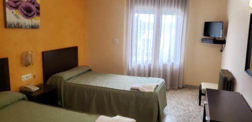 卡兰达巴尔法丰酒店的酒店客房设有两张床和窗户。