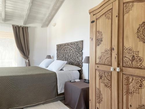 奥尔比亚Sea Love的一间卧室配有一张床和一个木制橱柜