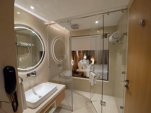 勒克瑙Damson Plum的一间带玻璃淋浴和水槽的浴室