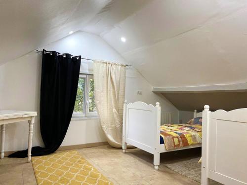 Maison de 5 chambres avec jardin clos et wifi a Saint Brice sous Foret客房内的一张或多张床位