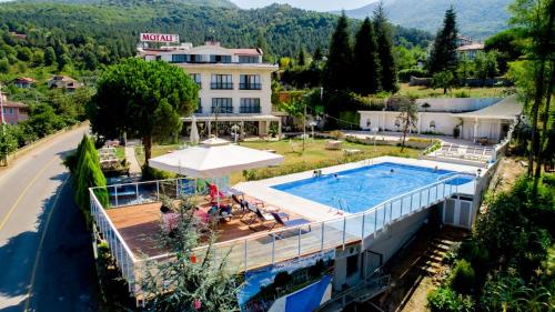 杰尔宾特莫塔里生活酒店的享有酒店空中美景,设有游泳池