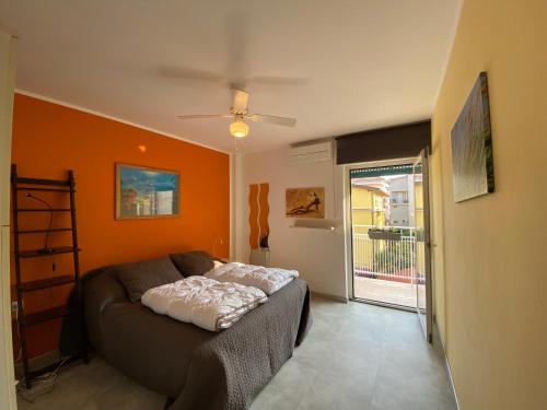 格拉多Anfora MitoMare的客厅配有带橙色墙壁的沙发