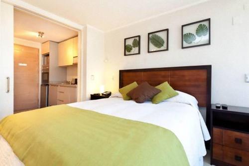 圣地亚哥德帕塔门托斯哥斯达努埃瓦里昂酒店的一间卧室配有一张带黄色毯子的大床