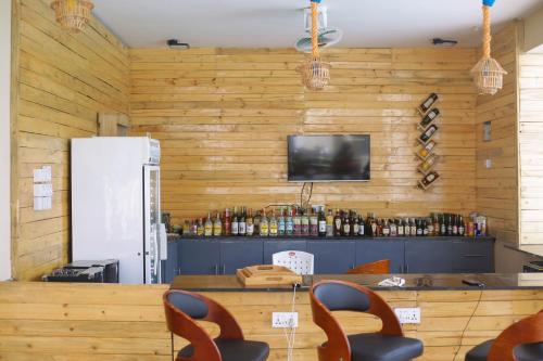 达累斯萨拉姆Chibuba Airport Accommodation的餐厅设有桌椅和电视