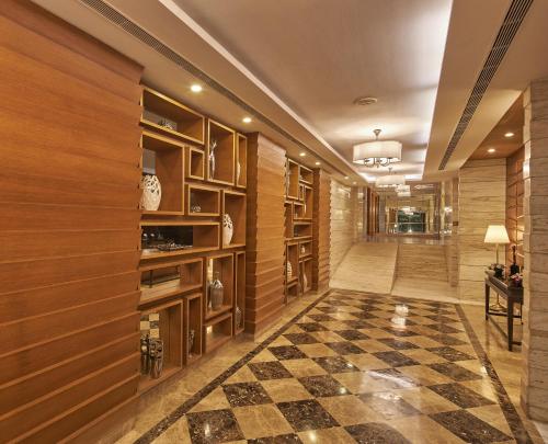纳威孟买皇家兰花孟买中央格拉齐亚酒店的走廊设有木镶板和 ⁇ 格地板