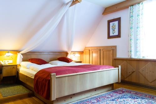 赖兴瑙Scharfegger's Raxalpenhof - Zuhause am Land的一间卧室,卧室内配有一张大床