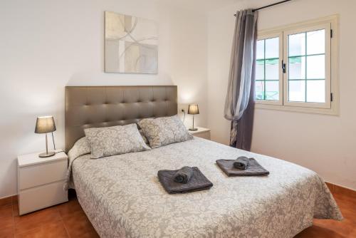 卡门港Gibshouses Hyde Park的一间卧室配有一张床,上面有两条毛巾