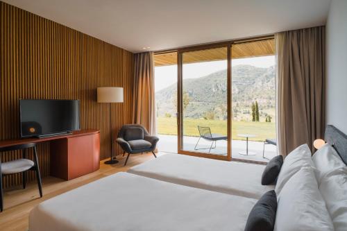 Barraca de Aguas VivasLa Galiana Golf Resort - Adults Only的酒店客房设有一张床和一个大窗户