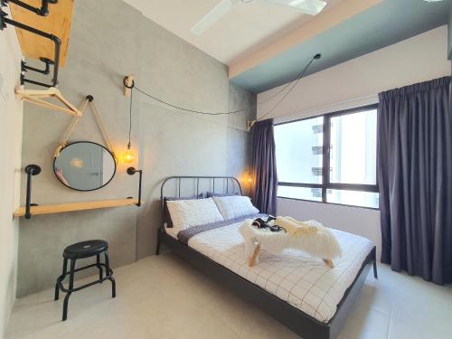 吉隆坡Cozy 2 bedrooms 4 pax Menjalara Near Desa Park City的一间卧室配有一张带镜子和凳子的床