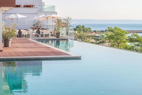 金沙GRIFID Encanto Beach Hotel - MediSPA, Ultra All Inclusive & Private Beach的海景游泳池