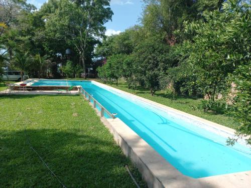 波萨达斯Parana Riverside Guest House - Posadas的一座树木繁茂的公园中的空游泳池