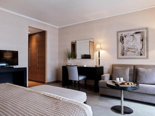 海若克利欧伊拉克利翁银河酒店的配有一张床和一张书桌的酒店客房