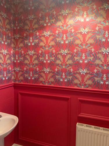 Ballylinch BridgeMount Juliet luxury residence的浴室设有红色墙壁和花卉壁纸
