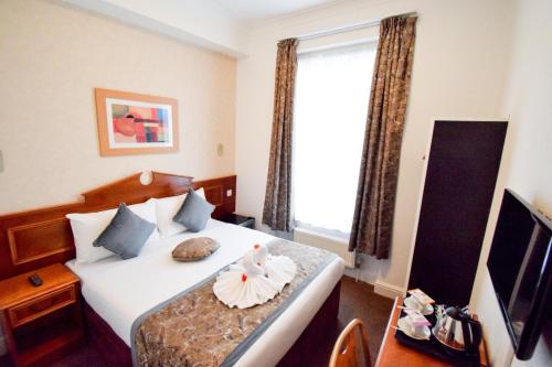 伦敦彭布里奇皇宫酒店的酒店客房设有床和窗户。