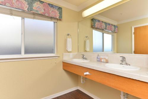 卡幽卡思卡尤寇斯海滩酒店的浴室设有2个水槽和镜子