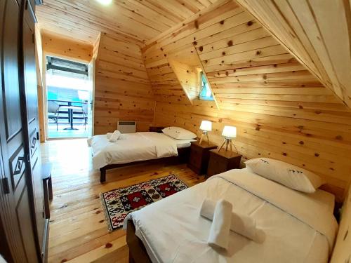 兹拉蒂博尔El Paso City, Zlatibor - Wooden Cottages Unique, Treehouse, Wild West Rooms, accommodation 1-6 people的相册照片