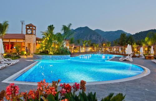 契拉勒Kimera Lounge Boutique Hotel & Spa的钟楼度假村的游泳池