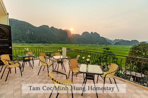 宁平Tam Coc Minh Hung Homestay的阳台的天井配有桌椅