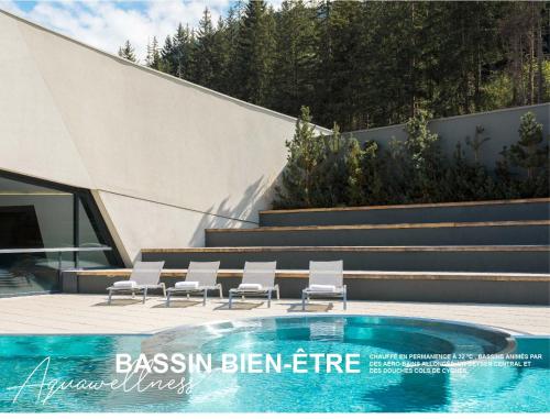 Ecrin Blanc Resort Courchevel - Aquapark内部或周边的泳池