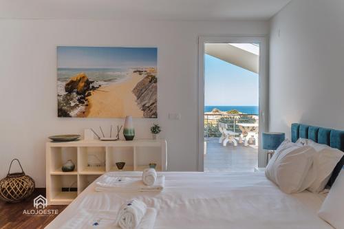 圣克鲁斯Villa da Gama - Santa Cruz的一间卧室配有一张床,享有海滩美景