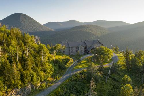 圣安娜德蒙Auberge de Montagne des Chic-Chocs Mountain Lodge - Sepaq的享有山景的房屋的空中景致