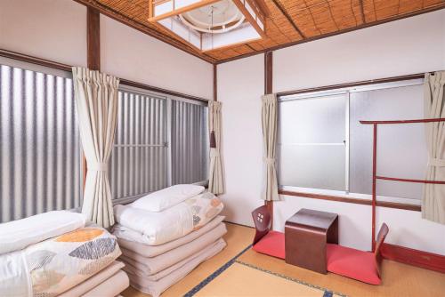 日光日光栖息之家宾馆的一间卧室设有两张床和窗户。