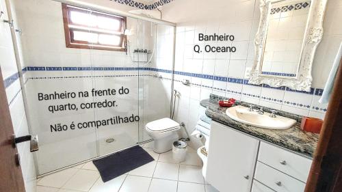 弗洛里亚诺波利斯Maison de La Mer 300m da praia的一间带卫生间和水槽的浴室