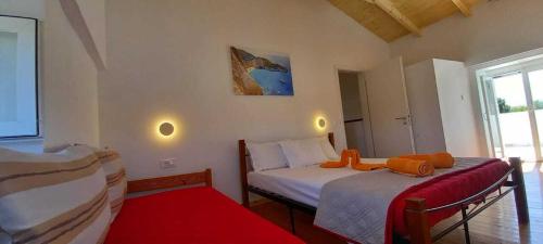基普塞利布鲁思扎金索斯乡村民宿的一间带两张床的卧室和红色地毯