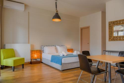 卡兰巴卡莫纳斯提尔酒店的卧室配有一张床和一张桌子及椅子