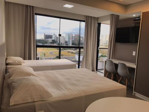 巴西利亚ABC公寓式酒店的酒店客房设有两张床和大窗户。