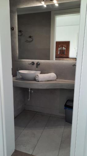 米克诺斯城Arion suites Mykonos的一间带水槽和镜子的浴室