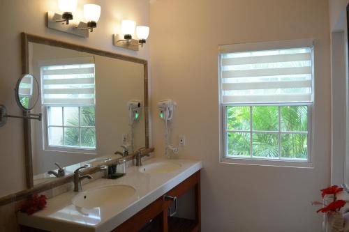 英吉利港Gunpowder House & Suites的一间带两个盥洗盆和大镜子的浴室