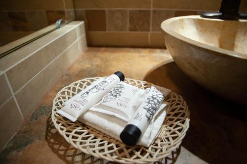 马斯科塔Encanto de la Sierra Hotel的浴室内备有2条毛巾和水槽的篮子
