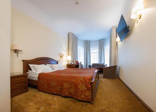 塔林圣芭芭拉酒店的酒店客房设有一张床和一个大窗户