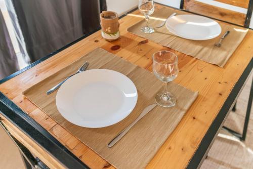 明德卢Amwilla Guesthouse Apartamento Augusta的一张带白板和玻璃杯的木桌